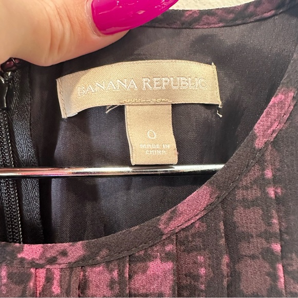 Banana Republic Pleated Midi Dress – Black & Magenta Print, Size 0 - Picture 3 of 7